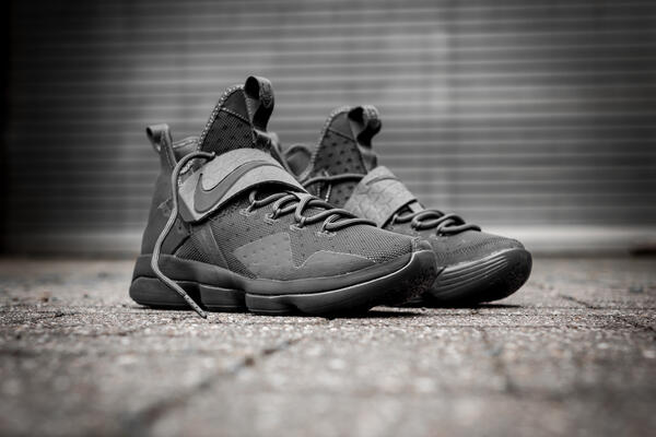 Lebron 14 triple black online